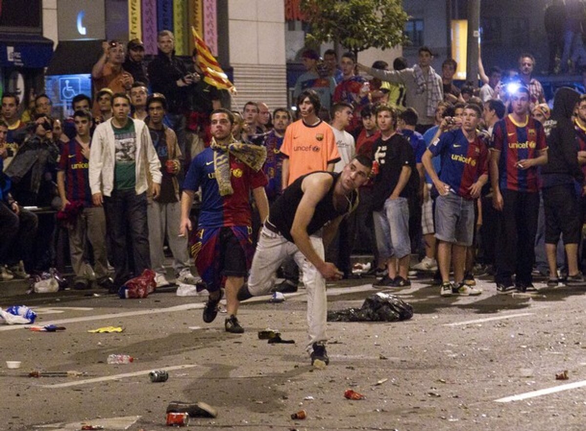 FOTO / Confruntări DURE între Poliţie şi suporteri: 35.000 de fani ai Barcelonei au sărbătorit trofeul în stradă