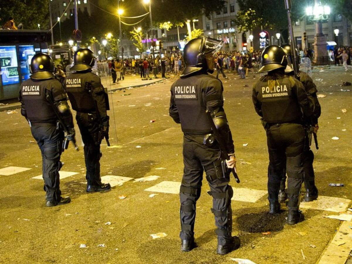 FOTO / Confruntări DURE între Poliţie şi suporteri: 35.000 de fani ai Barcelonei au sărbătorit trofeul în stradă