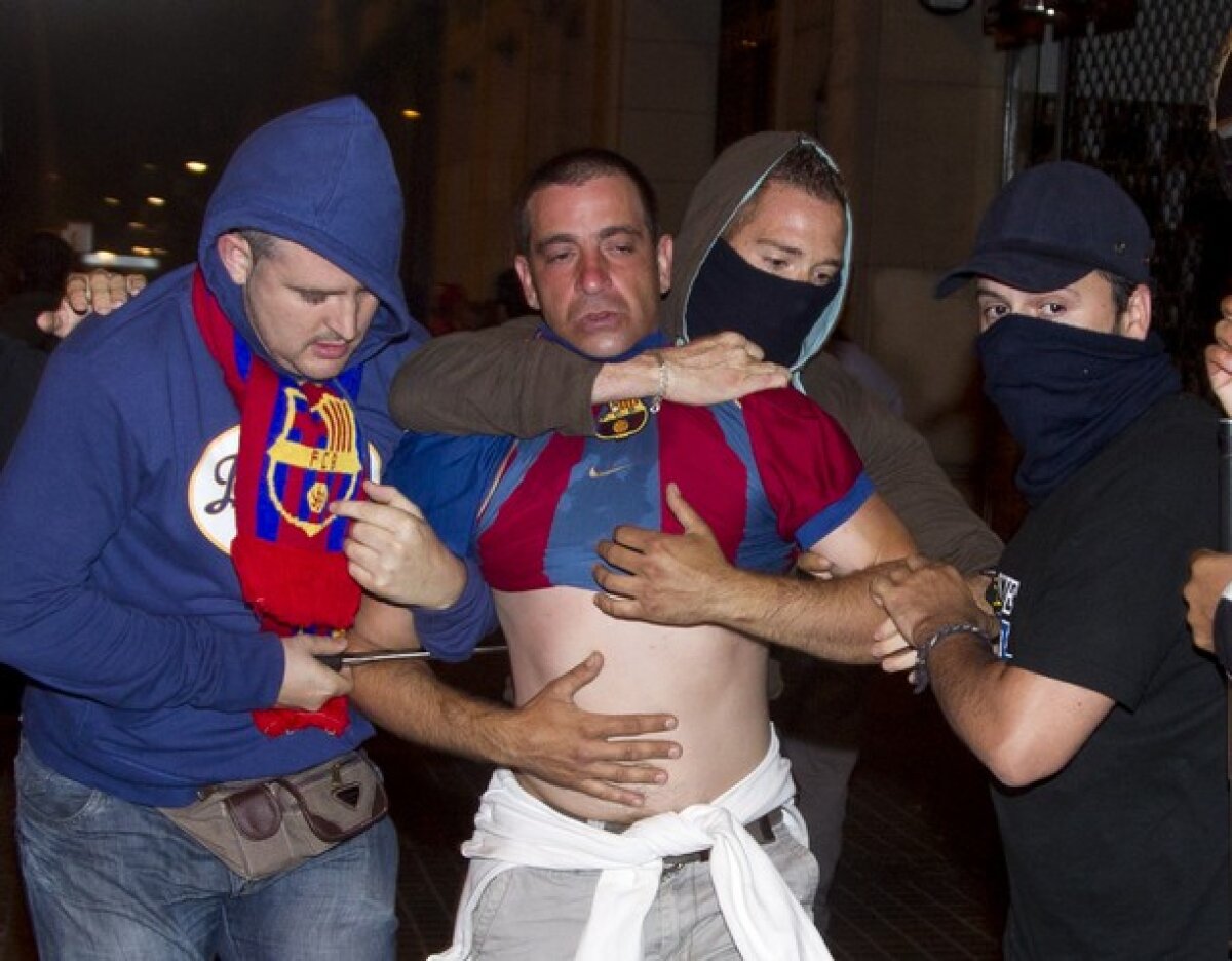 FOTO / Confruntări DURE între Poliţie şi suporteri: 35.000 de fani ai Barcelonei au sărbătorit trofeul în stradă