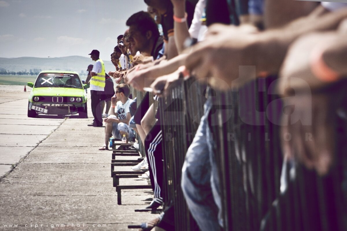 FOTO Bolizi şi fete sexy la Tulcea