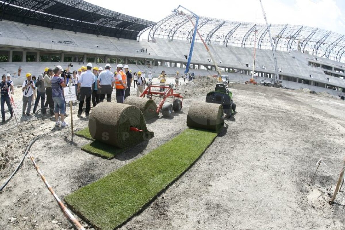 FOTO » Se montează gazonul pe "Cluj Arena" » Iată cum arată noul stadion al lui "U"