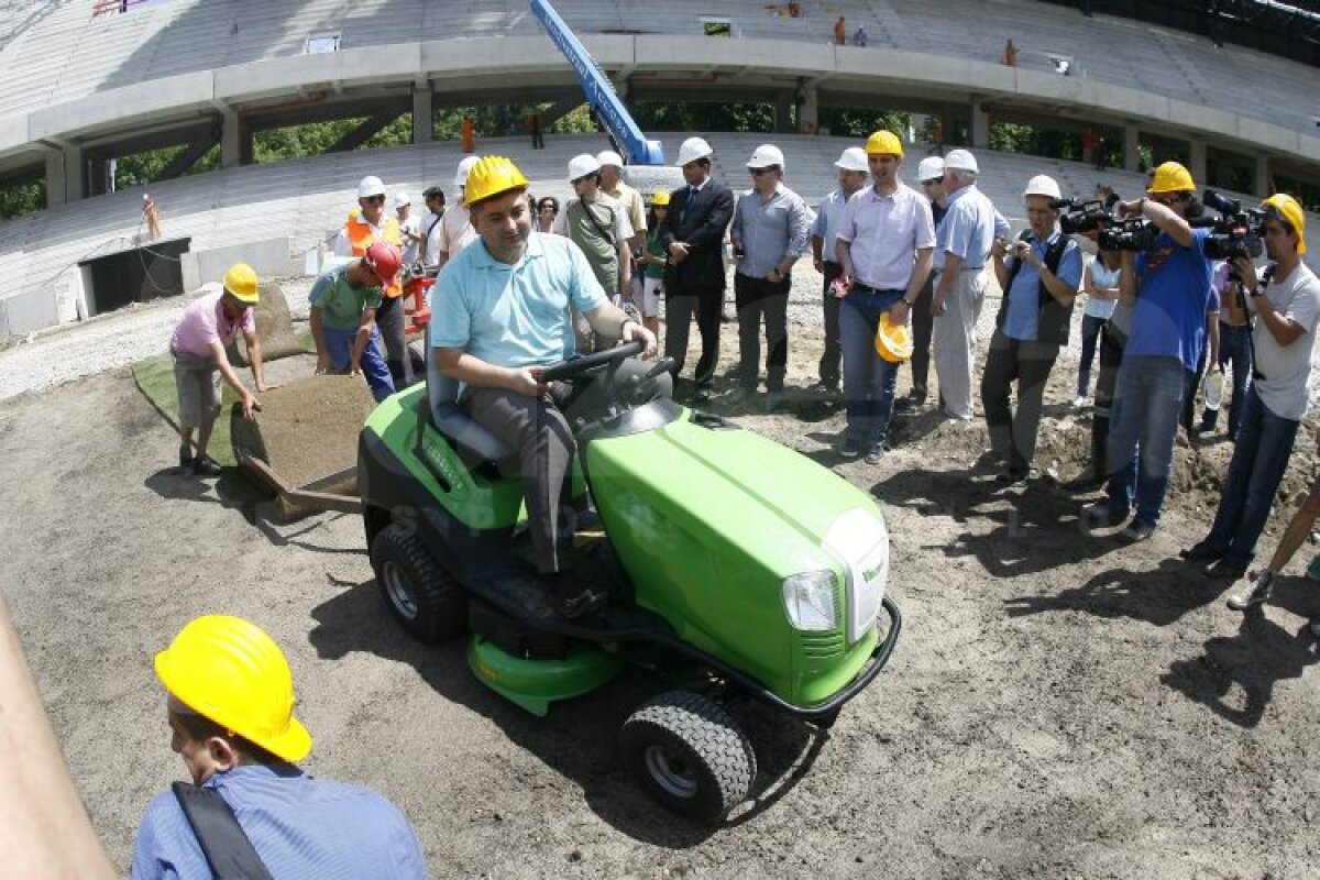 FOTO » Se montează gazonul pe "Cluj Arena" » Iată cum arată noul stadion al lui "U"