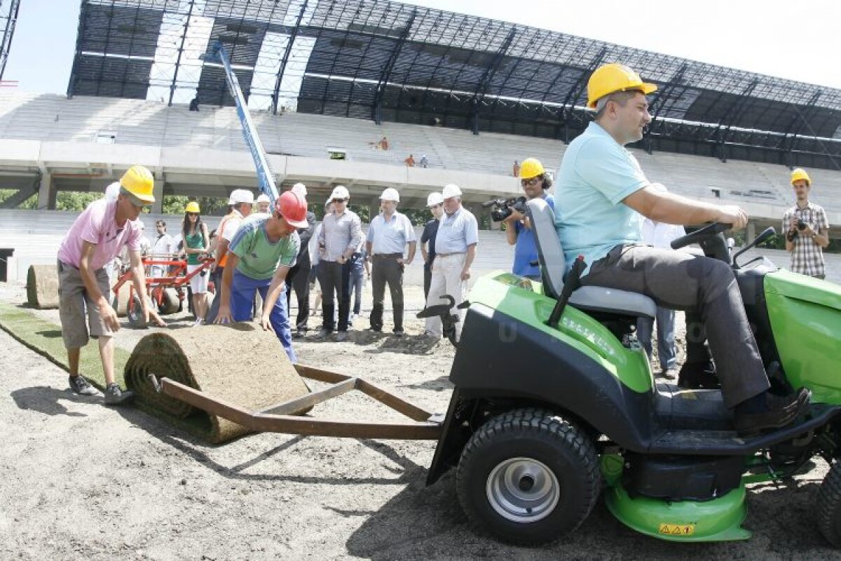 FOTO » Se montează gazonul pe "Cluj Arena" » Iată cum arată noul stadion al lui "U"