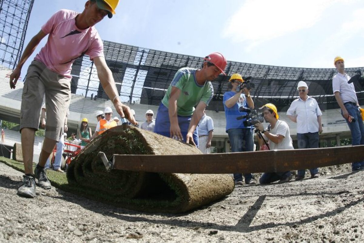 FOTO » Se montează gazonul pe "Cluj Arena" » Iată cum arată noul stadion al lui "U"