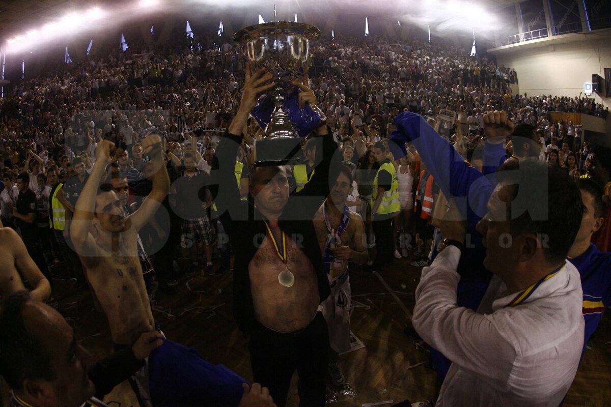 VIDEO & FOTO «U» Mobitelco a pus capăt supremaţiei Asesoftului » Clujenii au luat titlul la baschet după 15 ani