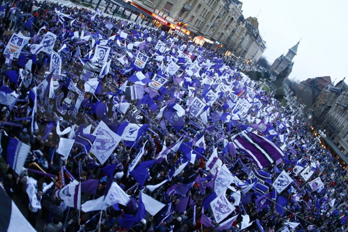 VIDEO » 5000 de timişoreni s-au strîns în faţa Piaţa Operei! Marian Iancu e optimist: "UEFA nu are treabă cu noi!"