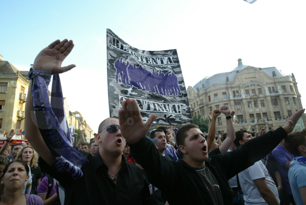 VIDEO » 5000 de timişoreni s-au strîns în faţa Piaţa Operei! Marian Iancu e optimist: "UEFA nu are treabă cu noi!"