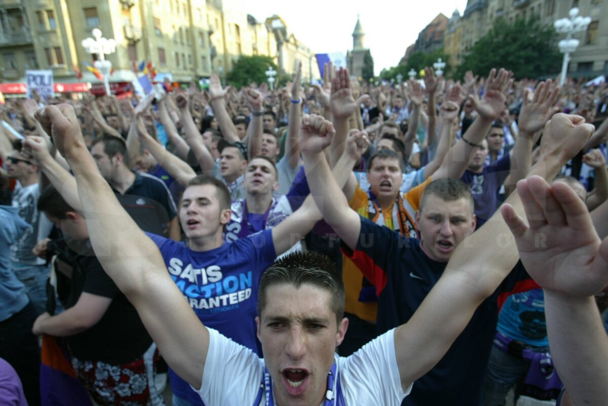 VIDEO » 5000 de timişoreni s-au strîns în faţa Piaţa Operei! Marian Iancu e optimist: "UEFA nu are treabă cu noi!"