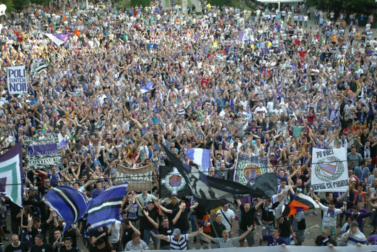 VIDEO » 5000 de timişoreni s-au strîns în faţa Piaţa Operei! Marian Iancu e optimist: "UEFA nu are treabă cu noi!"