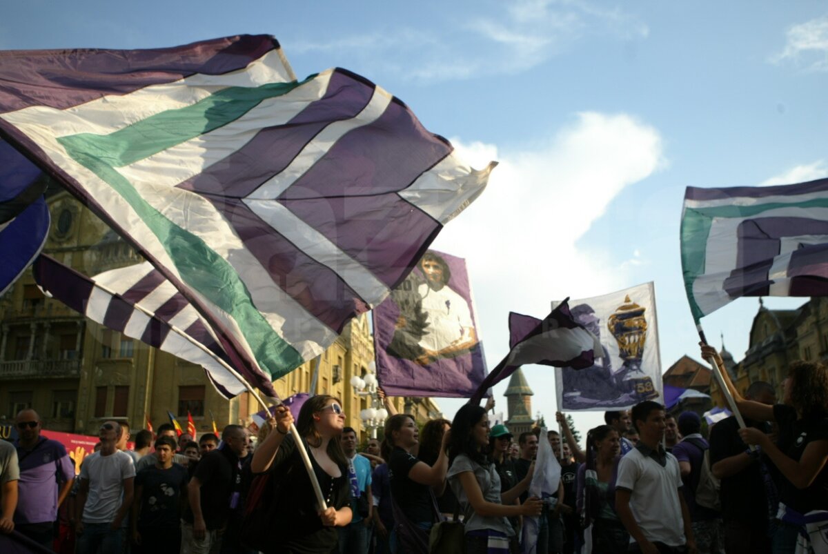 VIDEO » 5000 de timişoreni s-au strîns în faţa Piaţa Operei! Marian Iancu e optimist: "UEFA nu are treabă cu noi!"