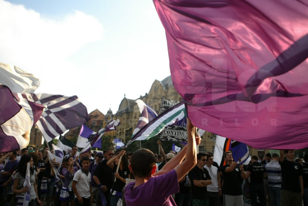 VIDEO » 5000 de timişoreni s-au strîns în faţa Piaţa Operei! Marian Iancu e optimist: "UEFA nu are treabă cu noi!"