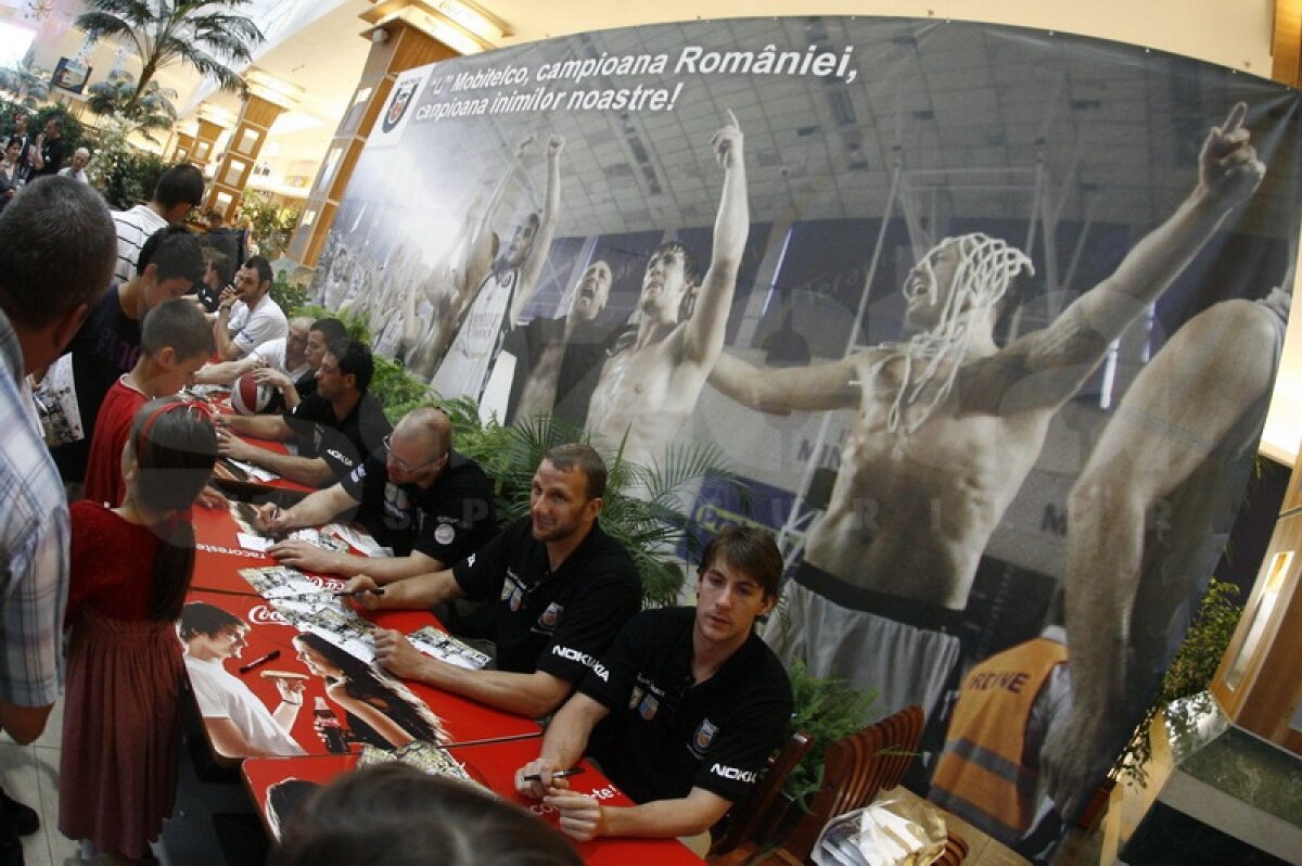 Clujenii au cîştigat campionatul, dar sînt răsplătiţi cu bătăi pe umăr: ”Bani? Doar glorie!”