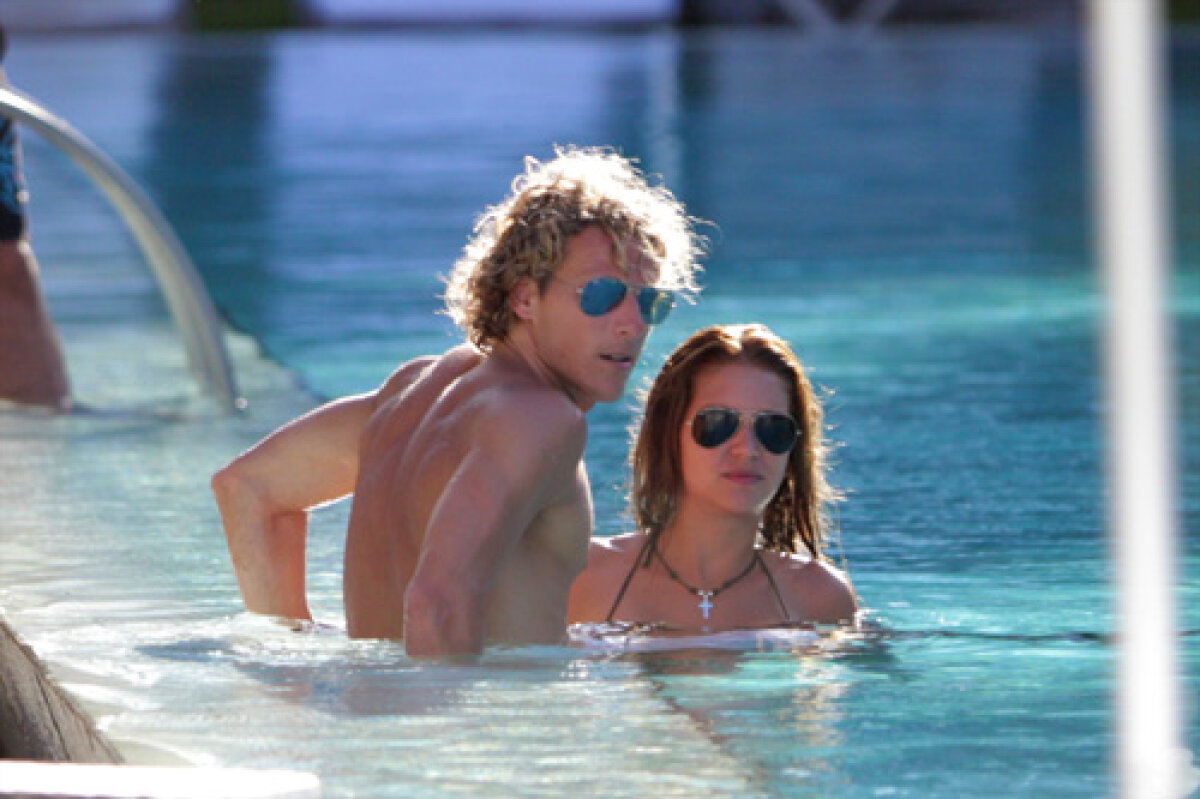 GALERIE FOTO » Forlan şi iubita sa, cel mai hot cuplu al verii!