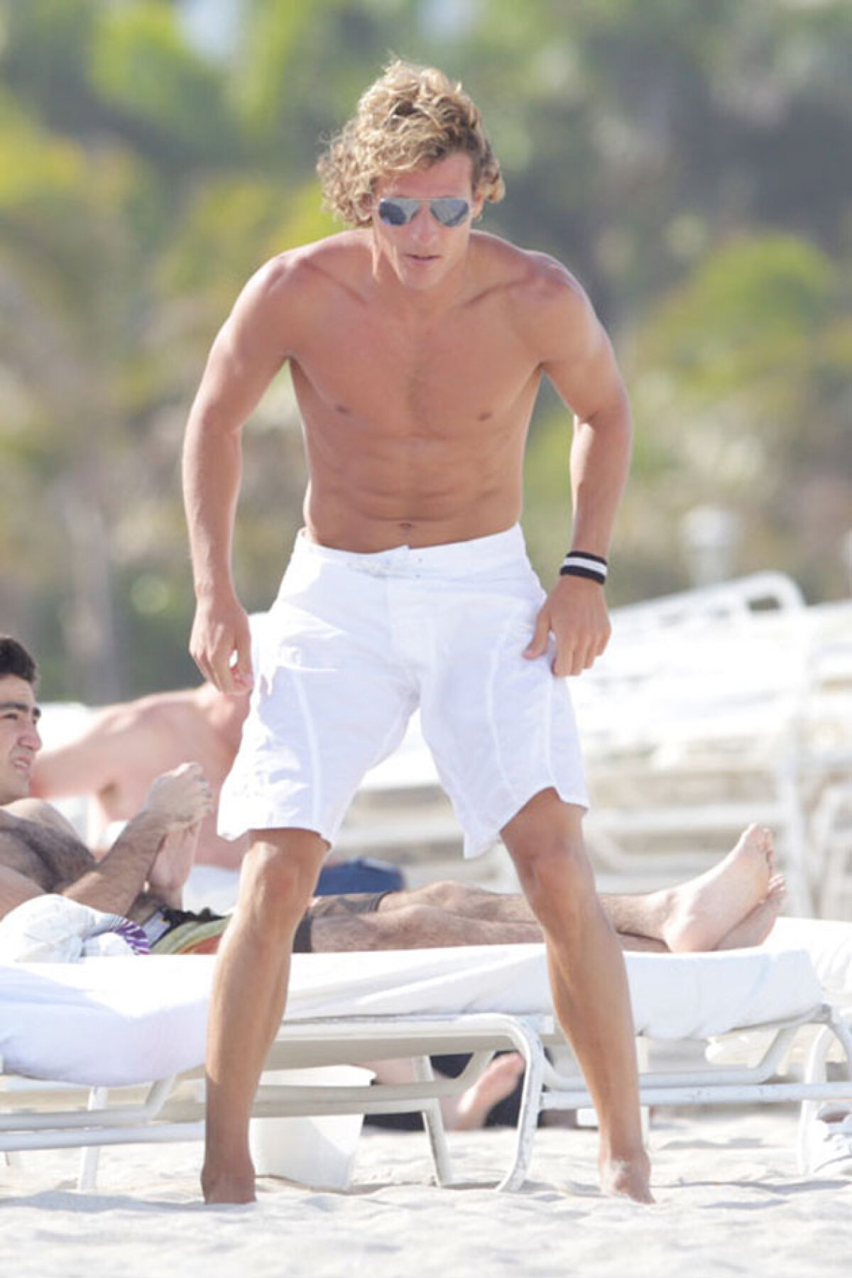 GALERIE FOTO » Forlan şi iubita sa, cel mai hot cuplu al verii!