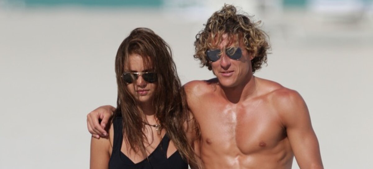 GALERIE FOTO » Forlan şi iubita sa, cel mai hot cuplu al verii!