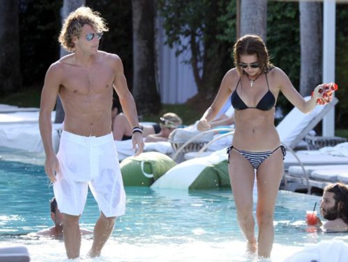 GALERIE FOTO » Forlan şi iubita sa, cel mai hot cuplu al verii!