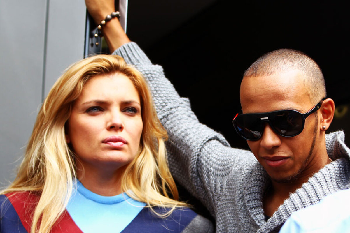 FOTO Femei frumoase şi maşini puternice, "regula de aur" în Formula 1