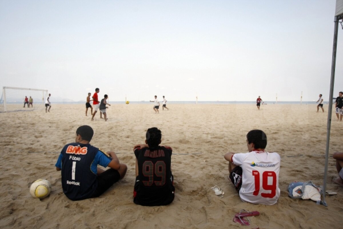Gazeta îţi prezintă Copacabana, plaja unde nisipul fin şlefuieşte gleznele a mii de fotbalişti!