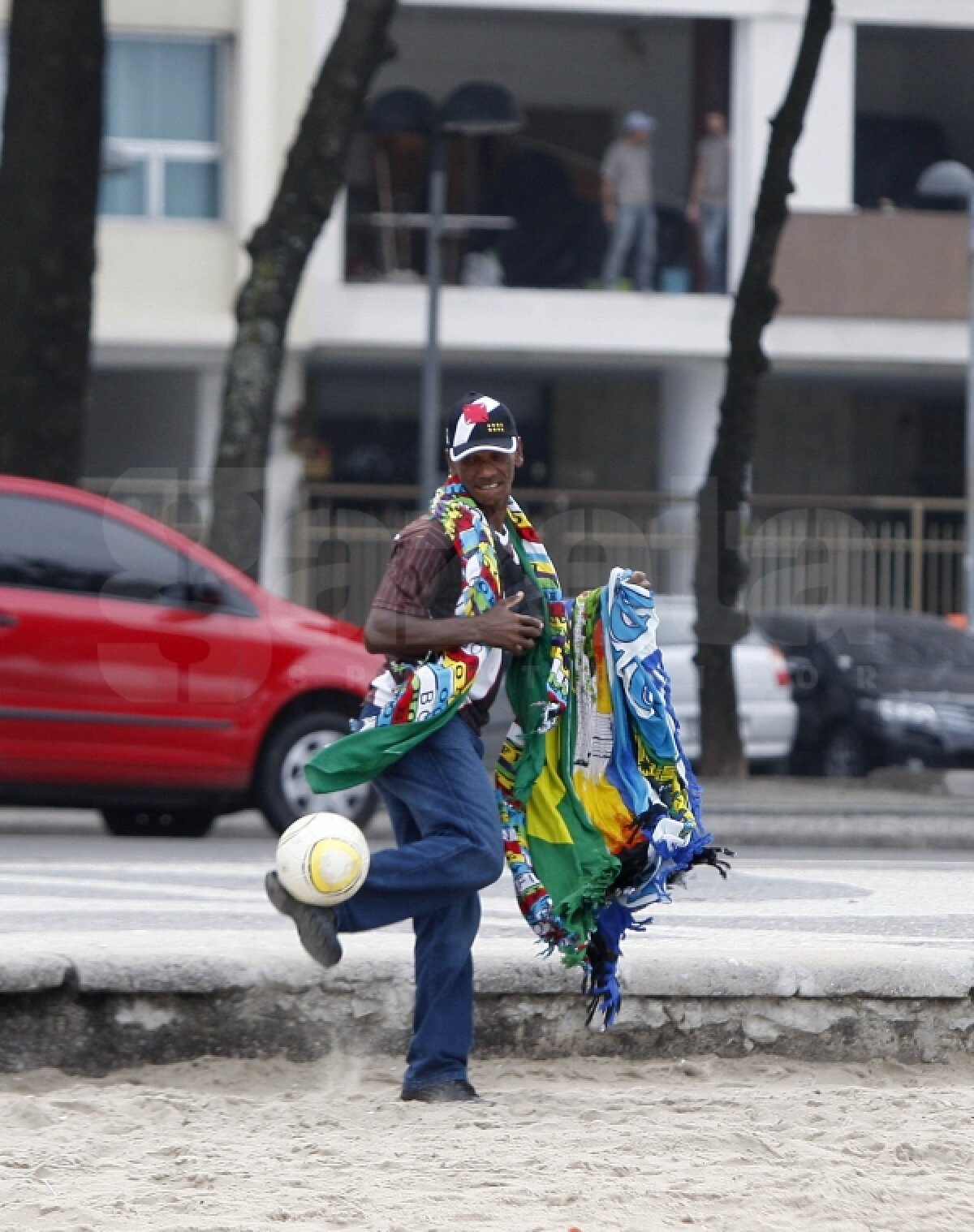 Gazeta îţi prezintă Copacabana, plaja unde nisipul fin şlefuieşte gleznele a mii de fotbalişti!