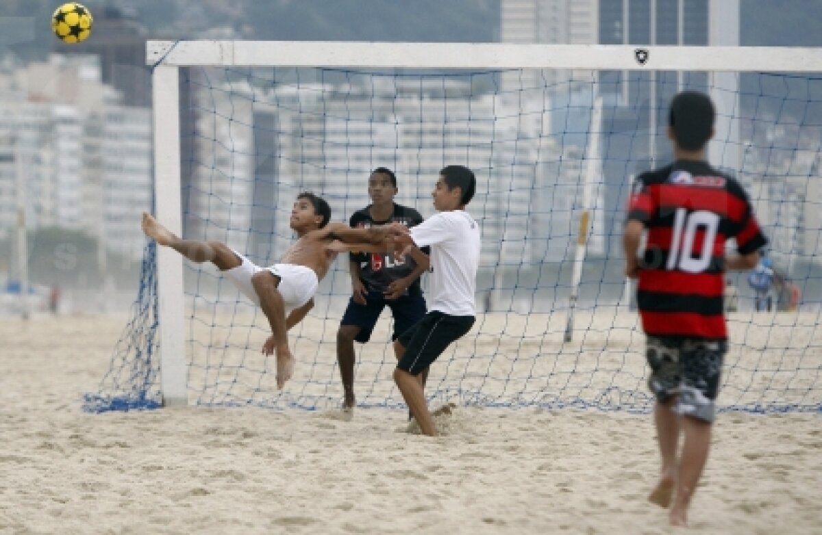 Gazeta îţi prezintă Copacabana, plaja unde nisipul fin şlefuieşte gleznele a mii de fotbalişti!