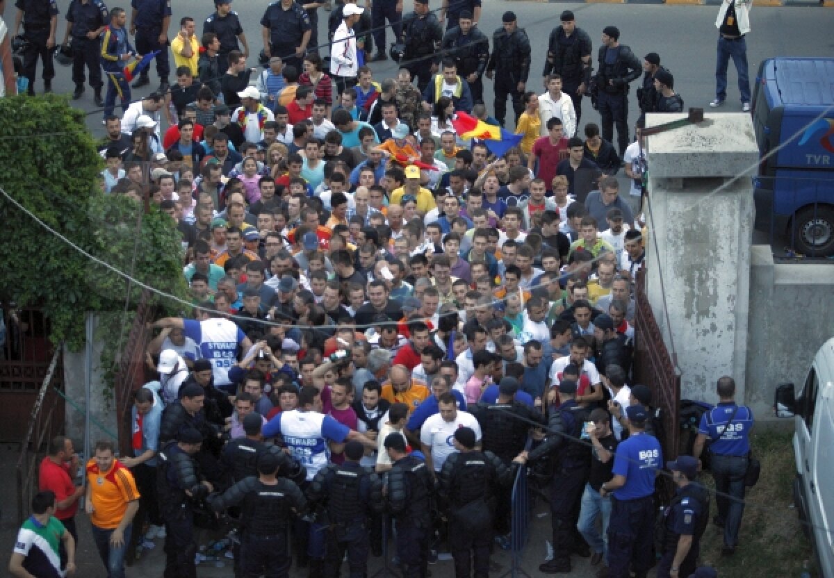 ROMÂNIA - BOSNIA 3-0 | 8.000 de fani au făcut spectacol în Giuleşti: "România, ale!"