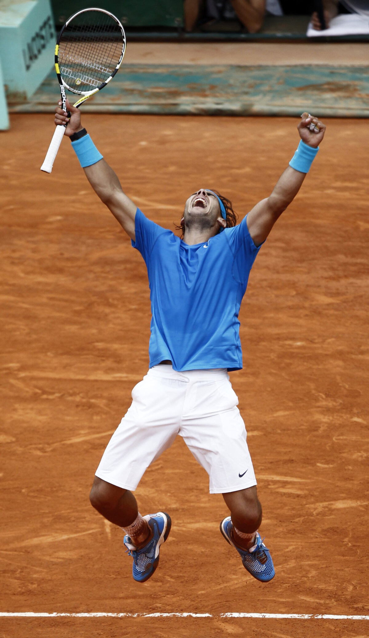 Nadal şi Federer joacă duminică finala de la Roland Garros! Elveţianul a oprit seria incredibilă a lui Djokovic