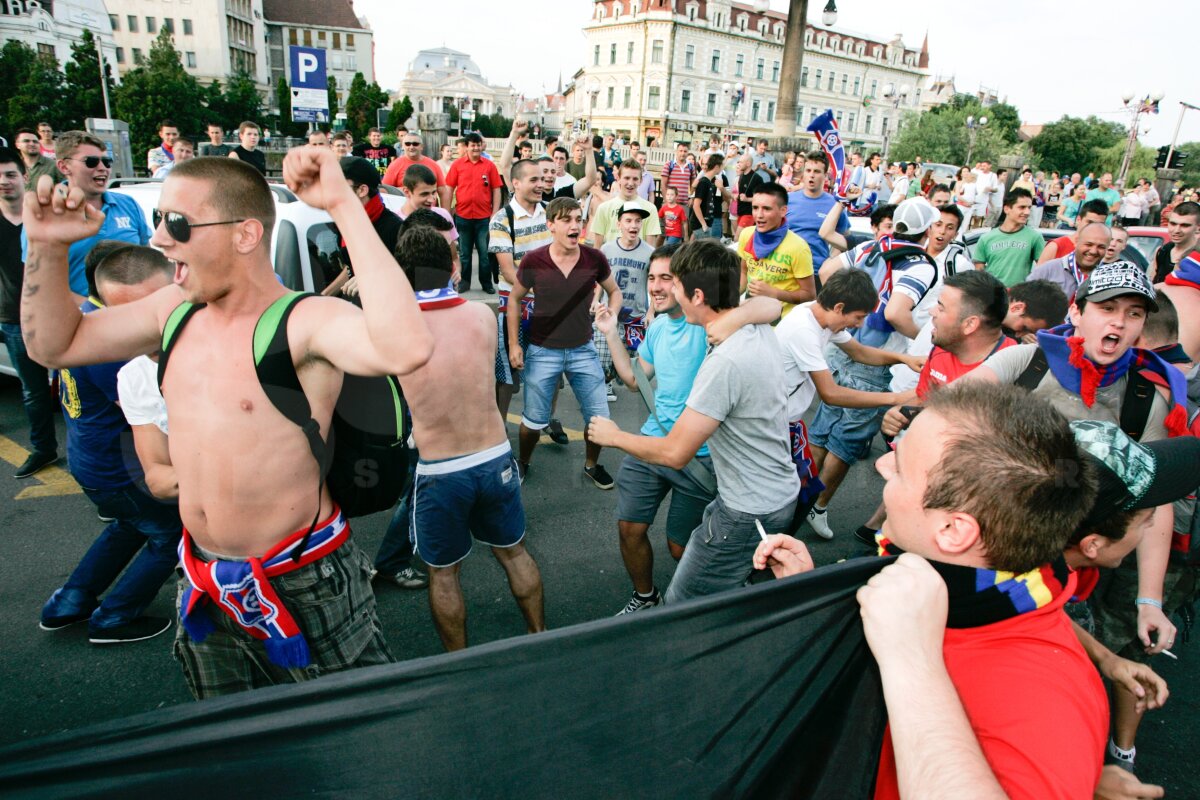 FOTO » Fanii şi fotbaliştii Bihorului au sărbătorit în stradă promovarea!