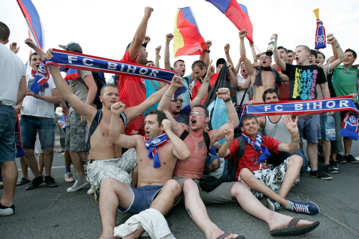 FOTO » Fanii şi fotbaliştii Bihorului au sărbătorit în stradă promovarea!