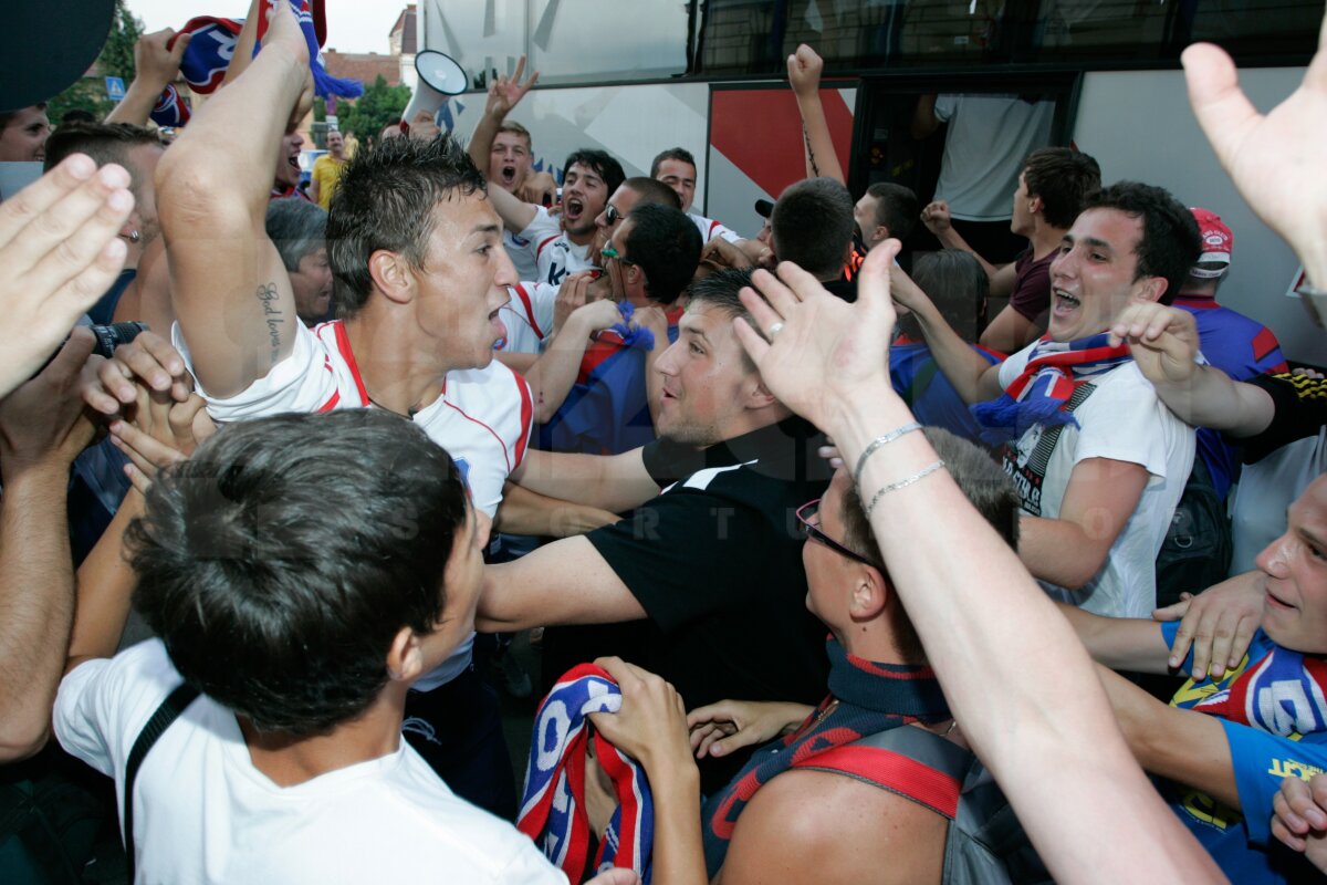 FOTO » Fanii şi fotbaliştii Bihorului au sărbătorit în stradă promovarea!