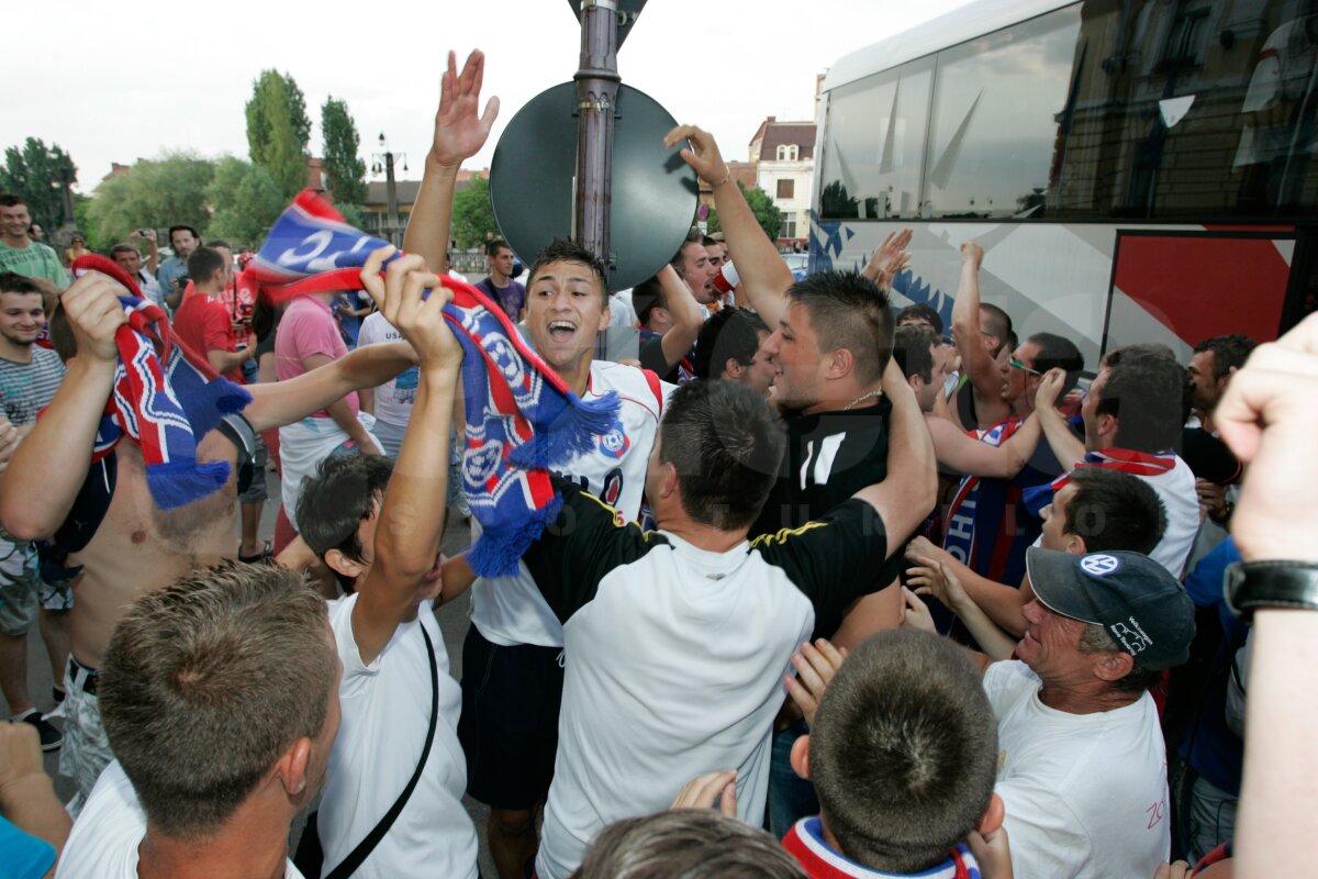 FOTO » Fanii şi fotbaliştii Bihorului au sărbătorit în stradă promovarea!