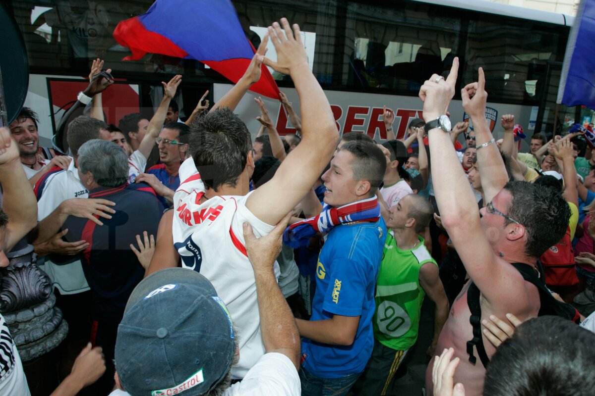 FOTO » Fanii şi fotbaliştii Bihorului au sărbătorit în stradă promovarea!