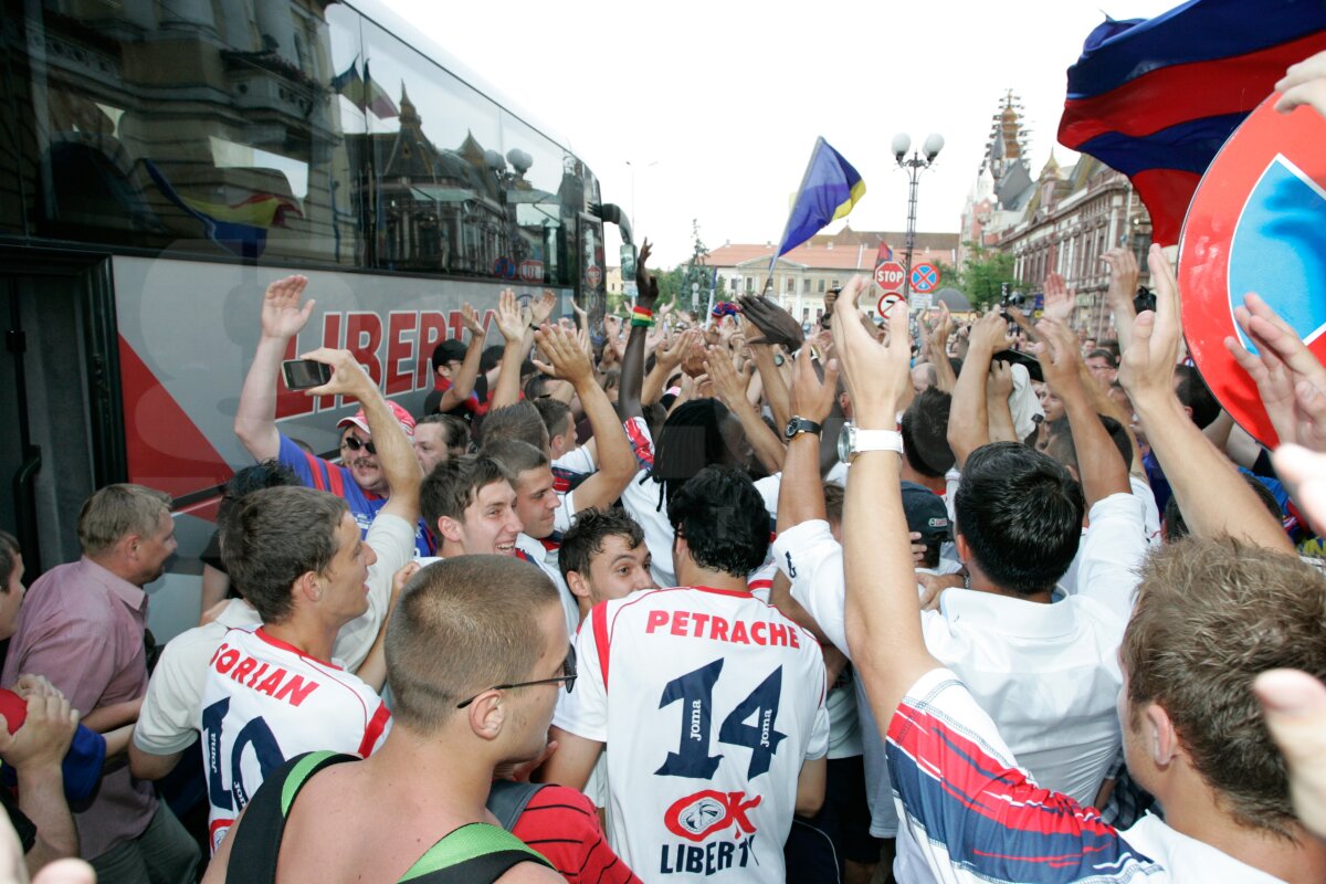 FOTO » Fanii şi fotbaliştii Bihorului au sărbătorit în stradă promovarea!