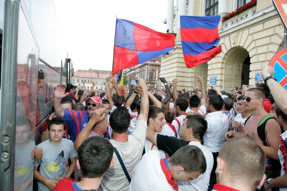 FOTO » Fanii şi fotbaliştii Bihorului au sărbătorit în stradă promovarea!