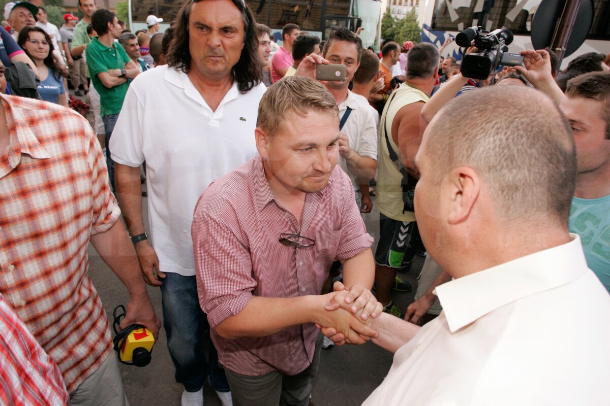 FOTO » Fanii şi fotbaliştii Bihorului au sărbătorit în stradă promovarea!