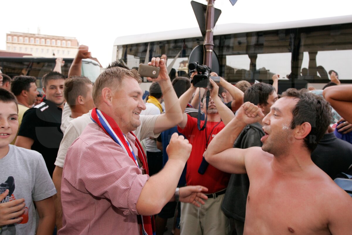 FOTO » Fanii şi fotbaliştii Bihorului au sărbătorit în stradă promovarea!