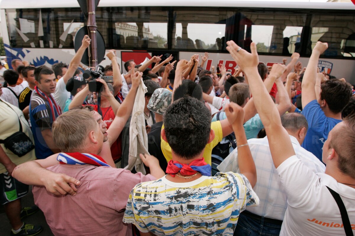 FOTO » Fanii şi fotbaliştii Bihorului au sărbătorit în stradă promovarea!