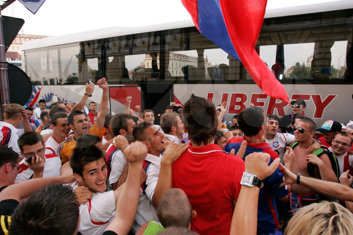 FOTO » Fanii şi fotbaliştii Bihorului au sărbătorit în stradă promovarea!