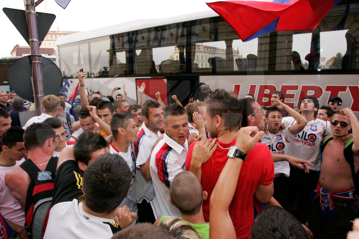 FOTO » Fanii şi fotbaliştii Bihorului au sărbătorit în stradă promovarea!