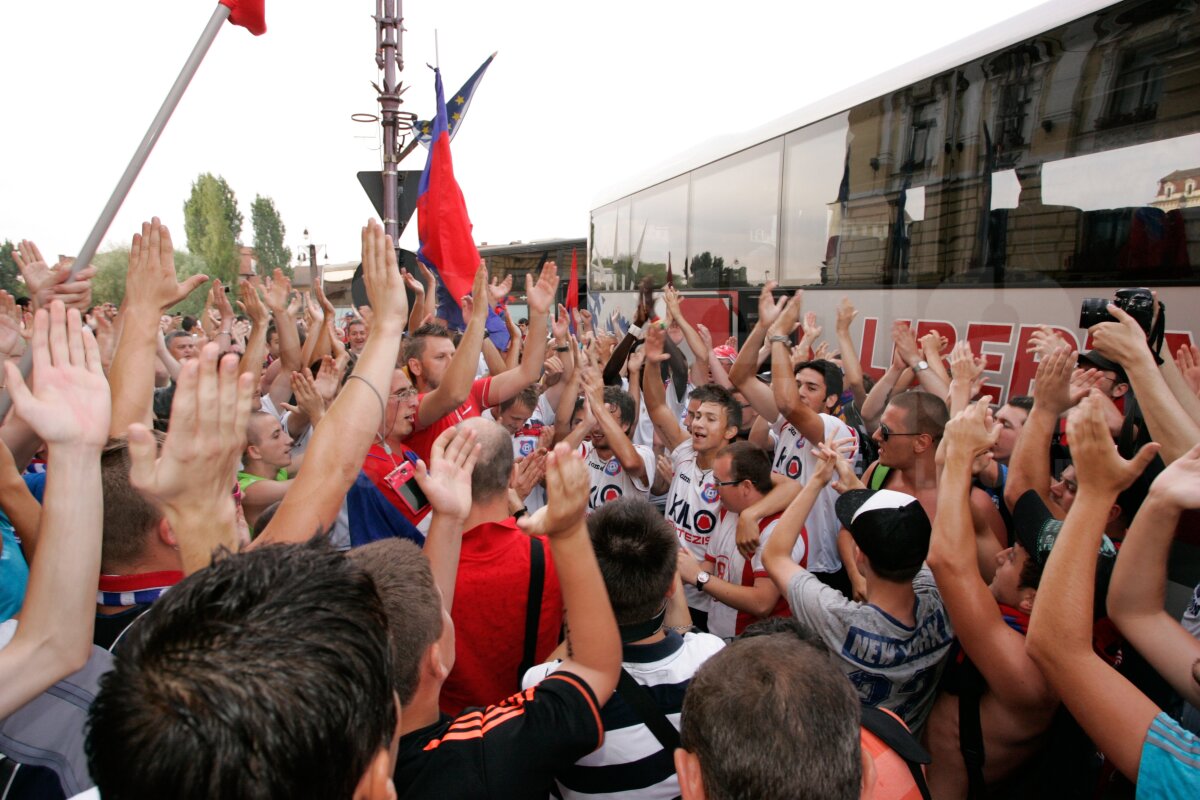 FOTO » Fanii şi fotbaliştii Bihorului au sărbătorit în stradă promovarea!