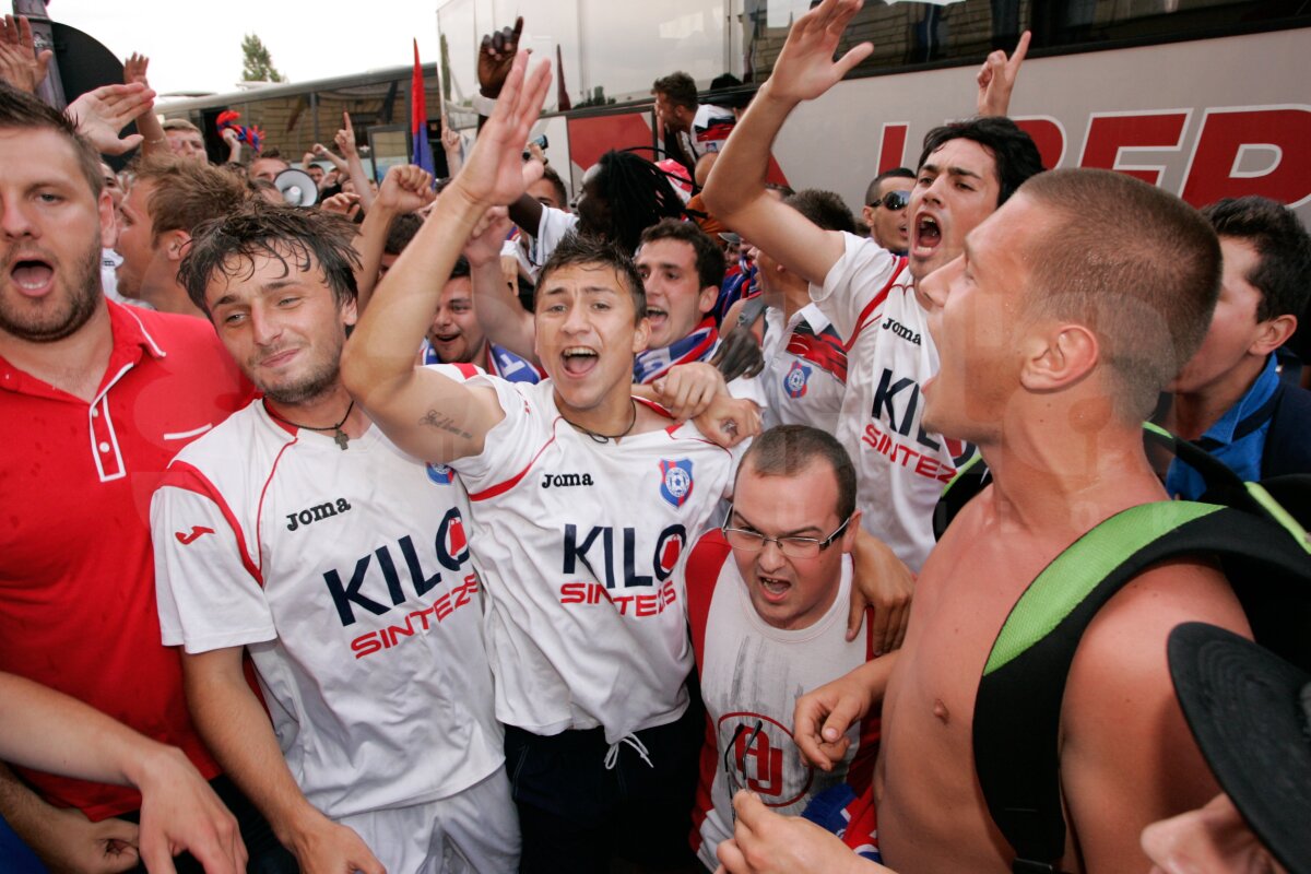 FOTO » Fanii şi fotbaliştii Bihorului au sărbătorit în stradă promovarea!