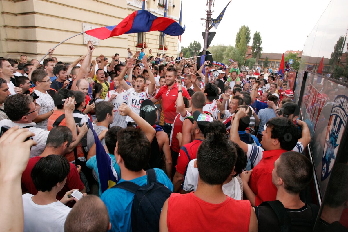 FOTO » Fanii şi fotbaliştii Bihorului au sărbătorit în stradă promovarea!
