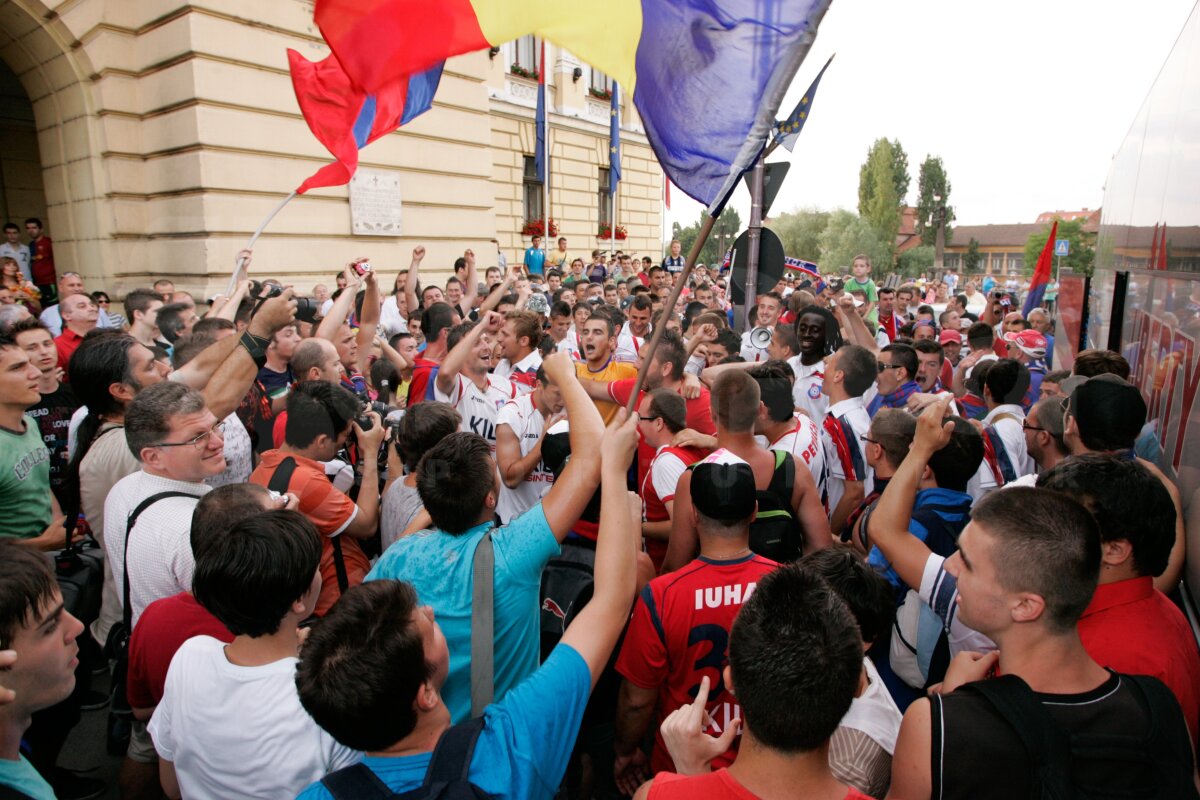 FOTO » Fanii şi fotbaliştii Bihorului au sărbătorit în stradă promovarea!