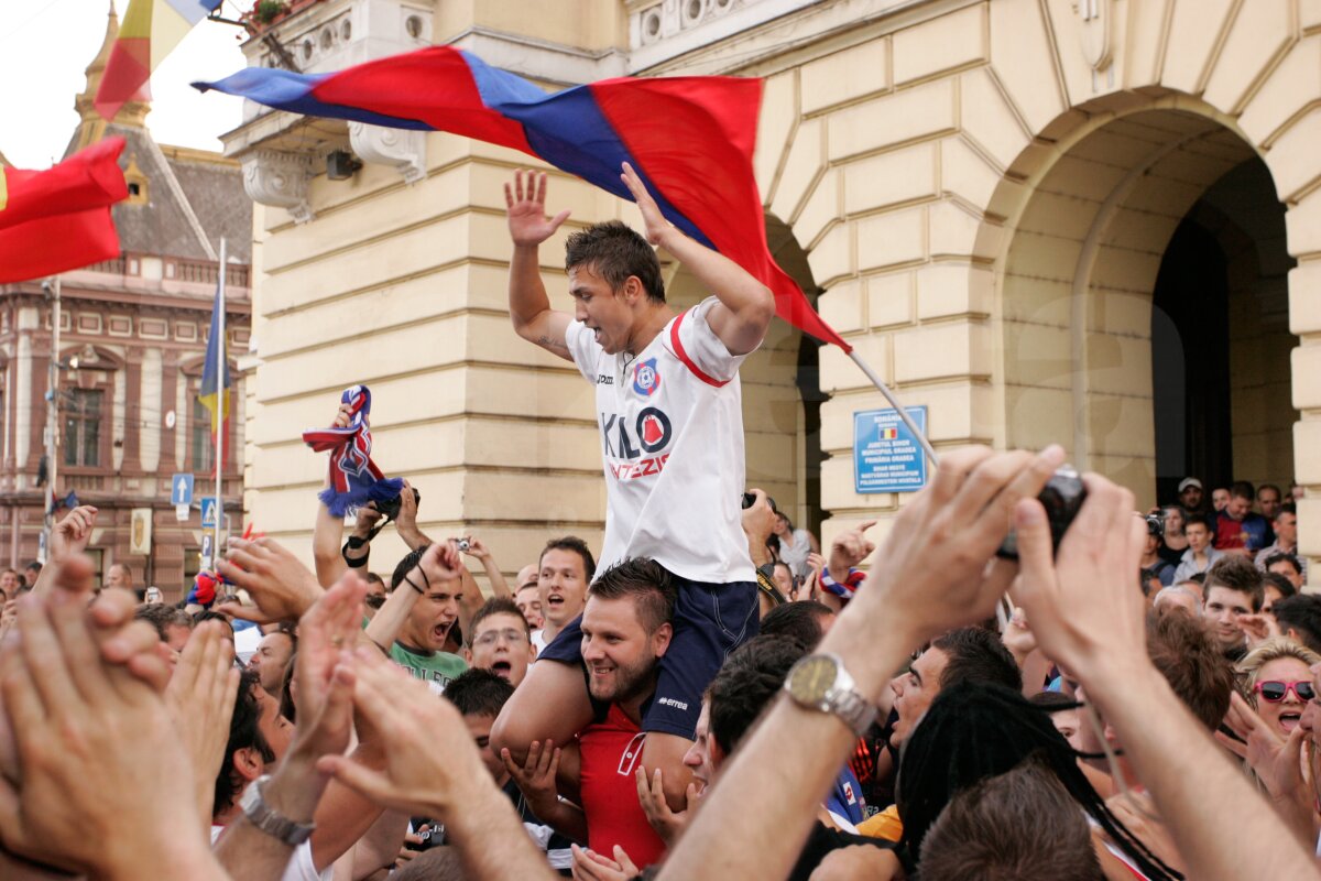 FOTO » Fanii şi fotbaliştii Bihorului au sărbătorit în stradă promovarea!