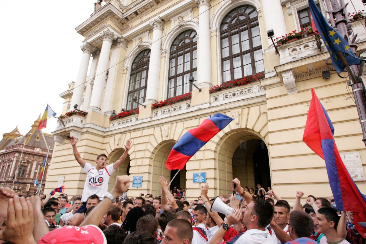 FOTO » Fanii şi fotbaliştii Bihorului au sărbătorit în stradă promovarea!