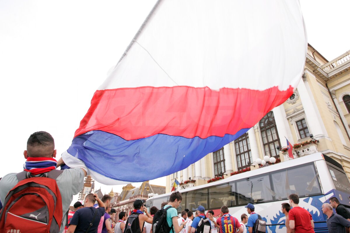 FOTO » Fanii şi fotbaliştii Bihorului au sărbătorit în stradă promovarea!