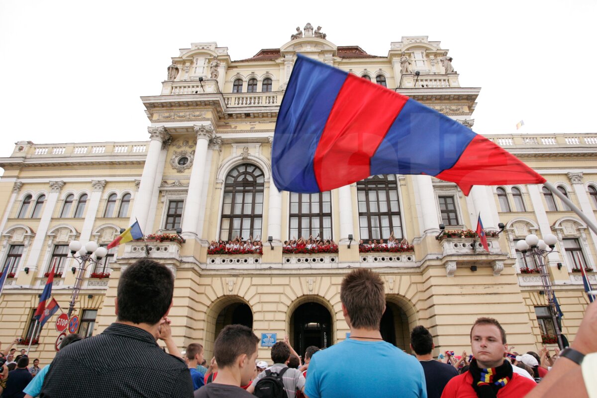 FOTO » Fanii şi fotbaliştii Bihorului au sărbătorit în stradă promovarea!