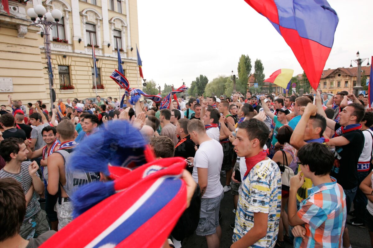 FOTO » Fanii şi fotbaliştii Bihorului au sărbătorit în stradă promovarea!