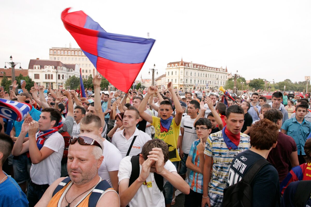 FOTO » Fanii şi fotbaliştii Bihorului au sărbătorit în stradă promovarea!