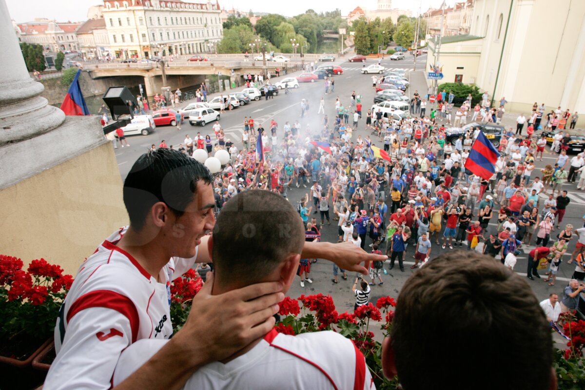FOTO » Fanii şi fotbaliştii Bihorului au sărbătorit în stradă promovarea!