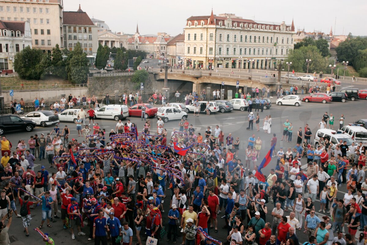 FOTO » Fanii şi fotbaliştii Bihorului au sărbătorit în stradă promovarea!